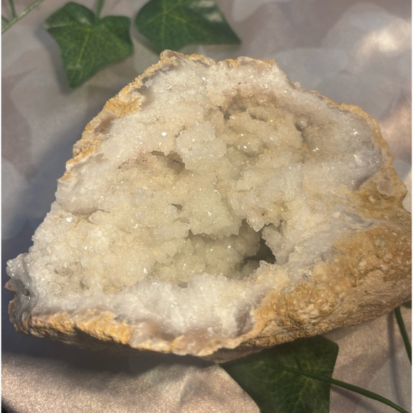 Big clear quartz geodeπ€ - Picture 3 of 4